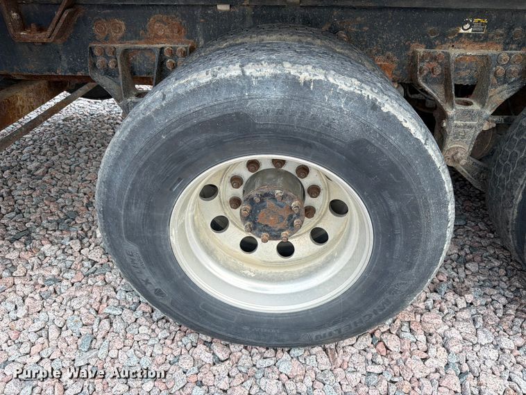 image for item YA4303 2011 Kenworth T800 feed delivery truck
