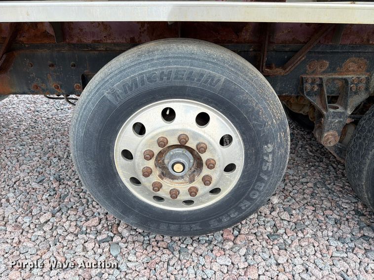 image for item YA4303 2011 Kenworth T800 feed delivery truck