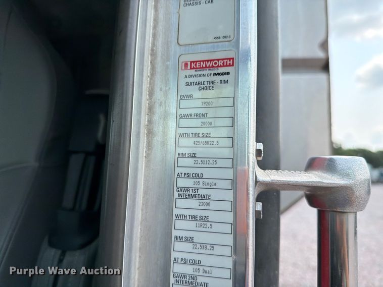image for item YA4303 2011 Kenworth T800 feed delivery truck