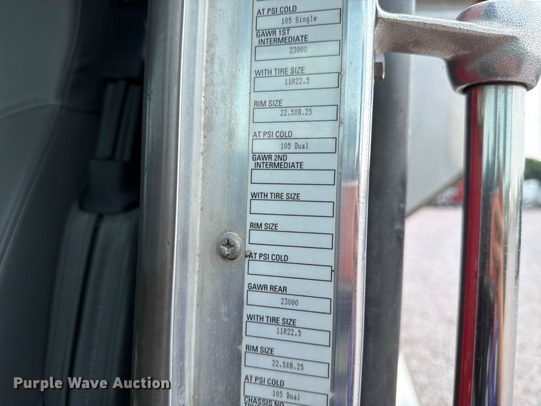 image for item YA4303 2011 Kenworth T800 feed delivery truck
