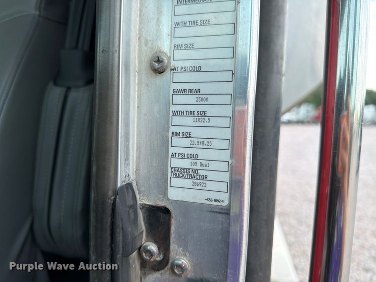 image for item YA4303 2011 Kenworth T800 feed delivery truck