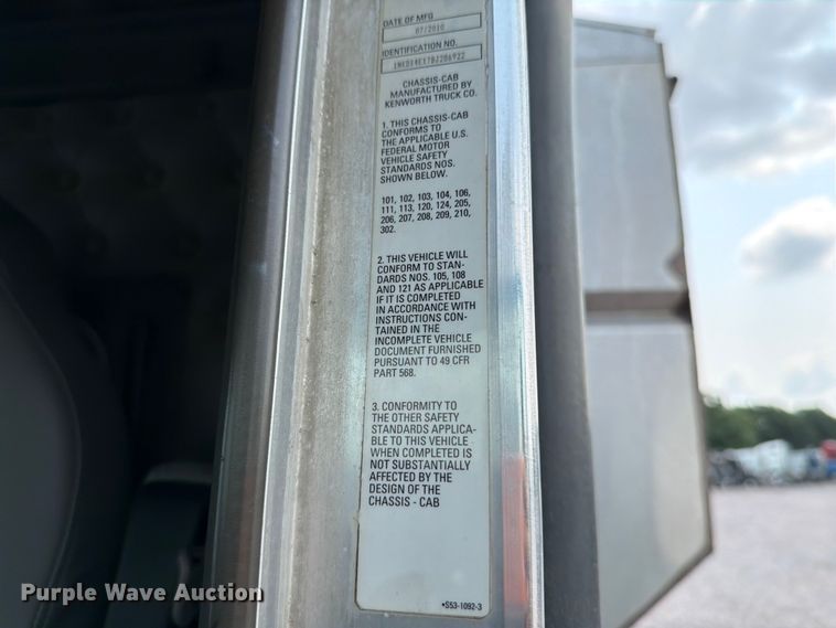 image for item YA4303 2011 Kenworth T800 feed delivery truck
