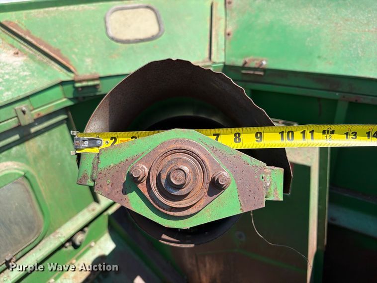image for item YA4525 1990 John Deere 9400 combine