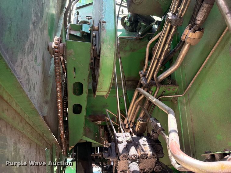 image for item YA4525 1990 John Deere 9400 combine