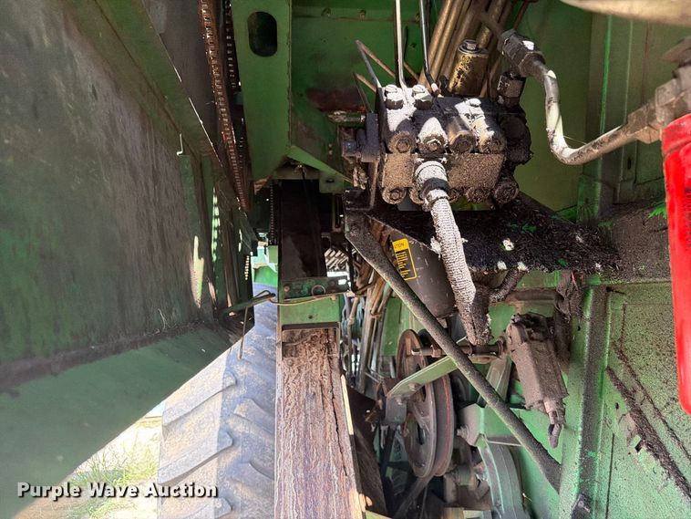 image for item YA4525 1990 John Deere 9400 combine