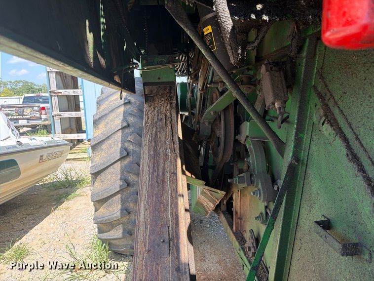 image for item YA4525 1990 John Deere 9400 combine
