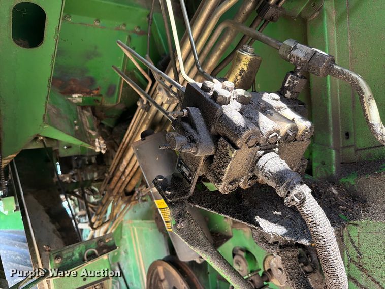 image for item YA4525 1990 John Deere 9400 combine