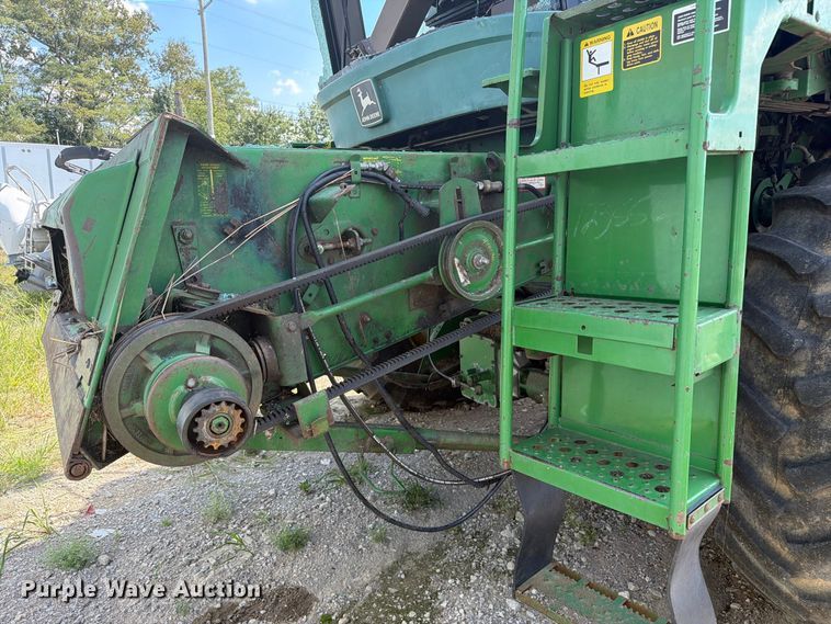 image for item YA4525 1990 John Deere 9400 combine