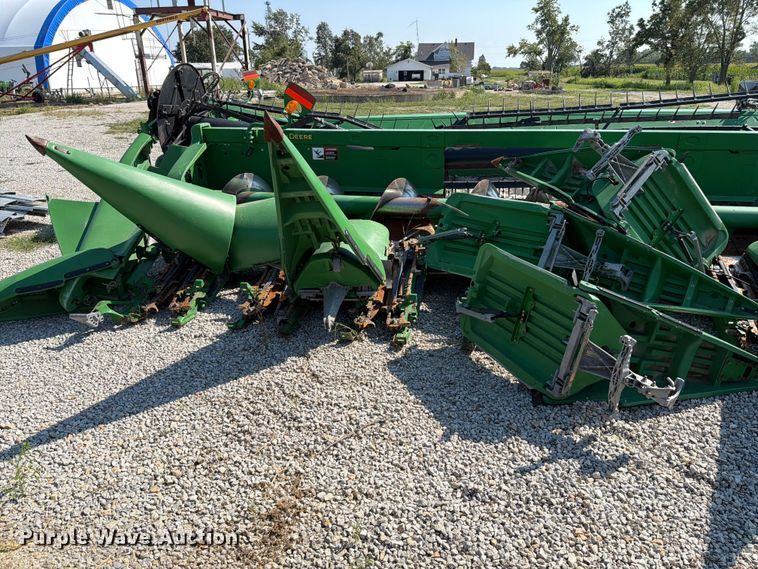 image for item YA4765 2012 John Deere 608C corn head