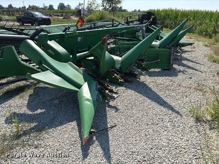 image for item YA4765 2012 John Deere 608C corn head