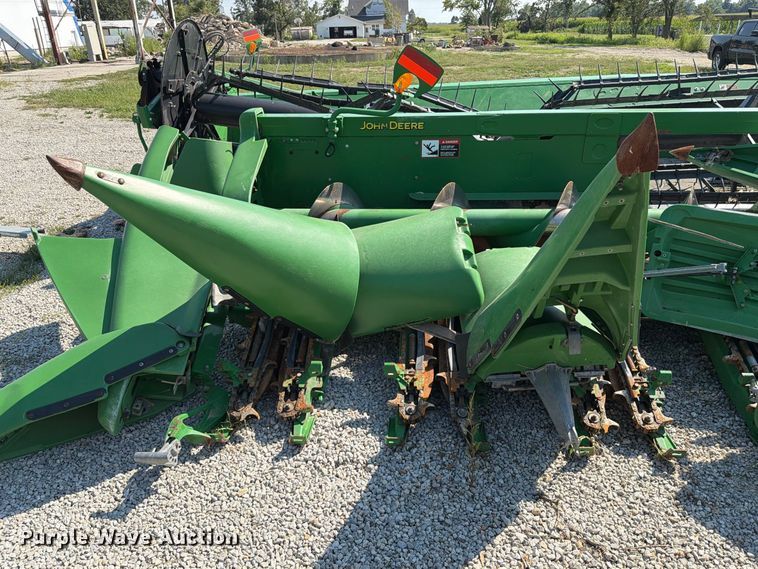 image for item YA4765 2012 John Deere 608C corn head