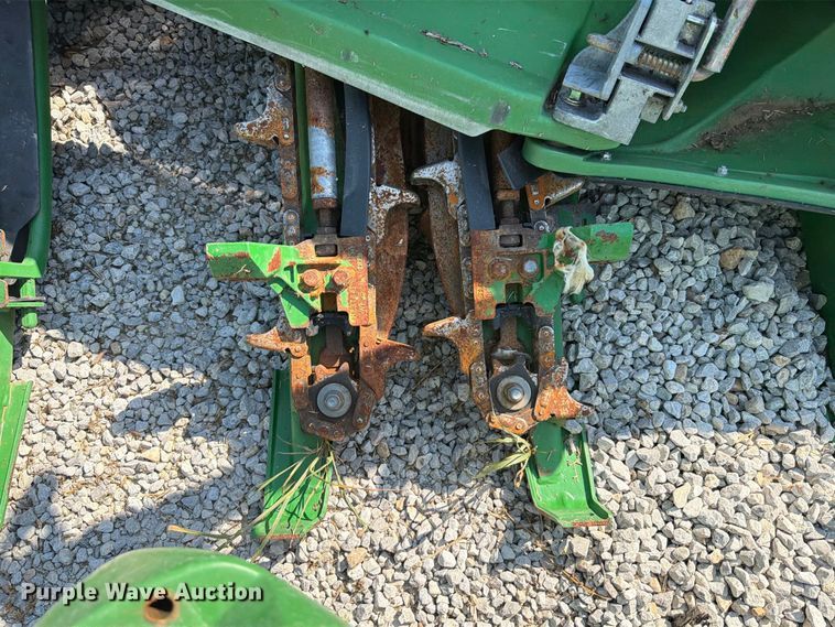 image for item YA4765 2012 John Deere 608C corn head