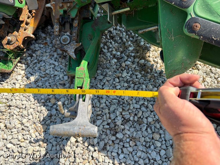 image for item YA4765 2012 John Deere 608C corn head