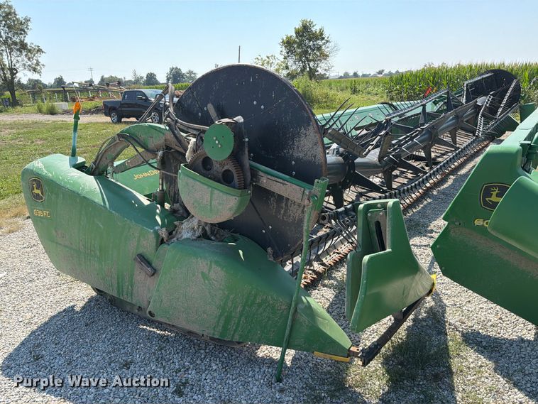 image for item YA4766 2014 John Deere 635FD HydraFlex flex draper head