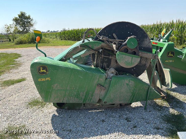 image for item YA4766 2014 John Deere 635FD HydraFlex flex draper head