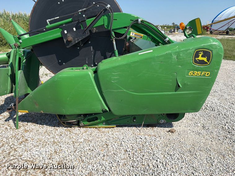 image for item YA4766 2014 John Deere 635FD HydraFlex flex draper head
