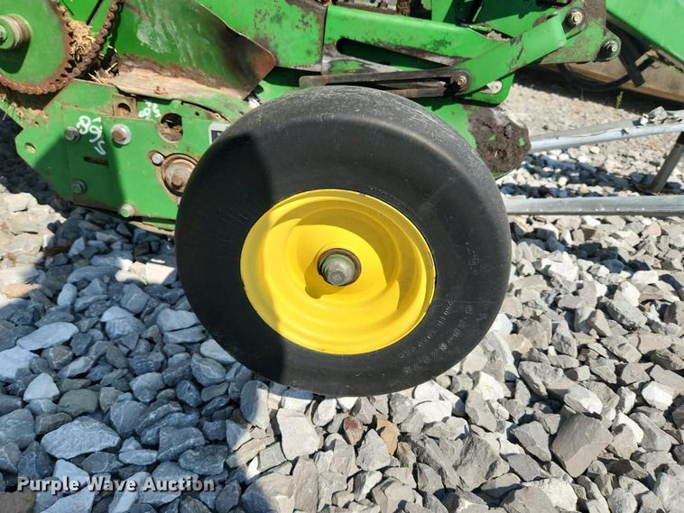 image for item YA4900 2007 John Deere 568 MegaWide Plus round baler