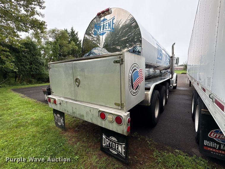 image for item DT2919 2020 Peterbilt 367 tank truck
