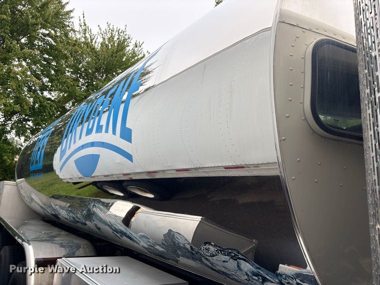 image for item DT2919 2020 Peterbilt 367 tank truck