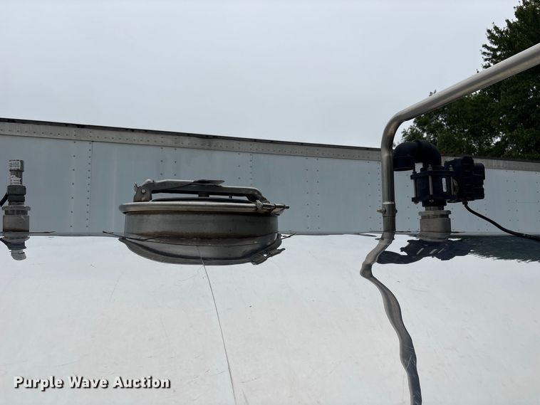 image for item DT2919 2020 Peterbilt 367 tank truck