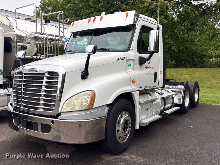 image for item DT2920 2012 Freightliner Cascadia 125 semi truck
