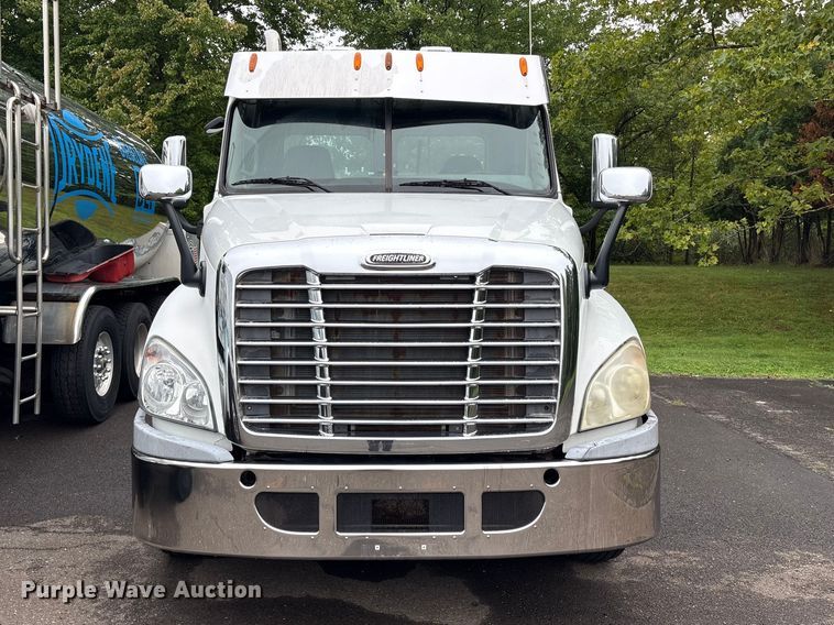 image for item DT2920 2012 Freightliner Cascadia 125 semi truck