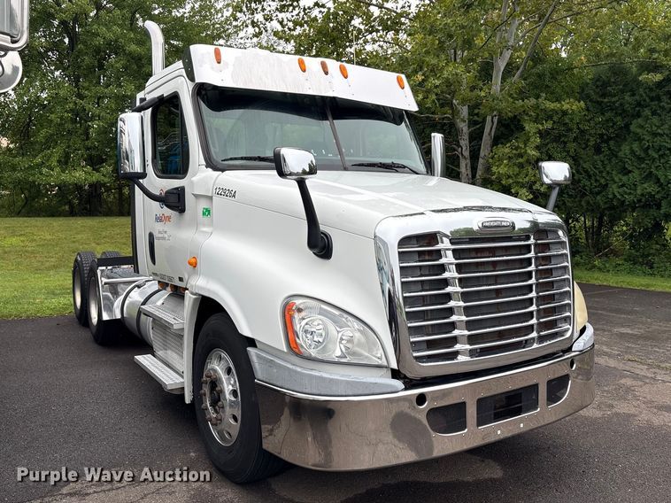 image for item DT2920 2012 Freightliner Cascadia 125 semi truck