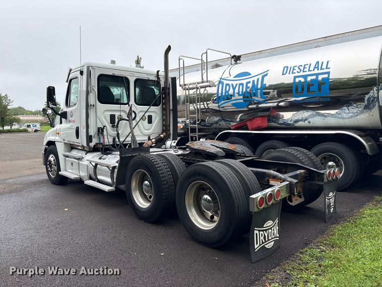 image for item DT2920 2012 Freightliner Cascadia 125 semi truck
