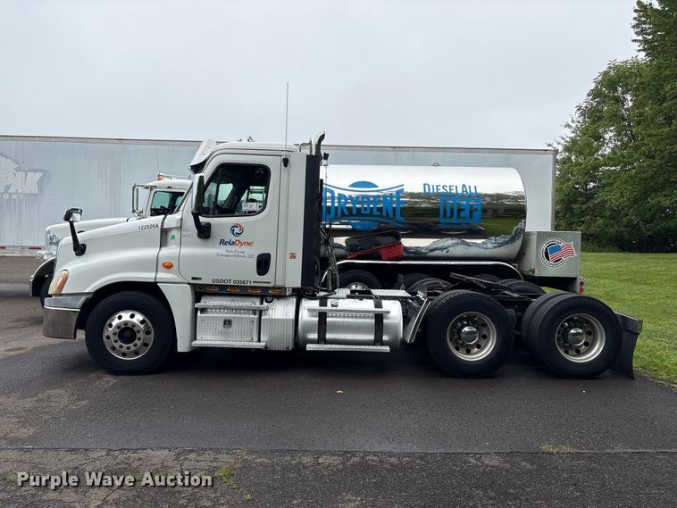 image for item DT2920 2012 Freightliner Cascadia 125 semi truck