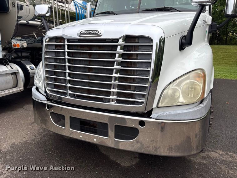 image for item DT2920 2012 Freightliner Cascadia 125 semi truck