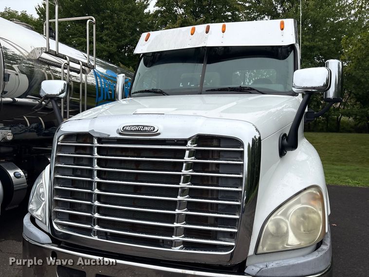 image for item DT2920 2012 Freightliner Cascadia 125 semi truck