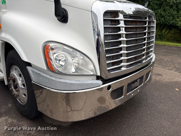 image for item DT2920 2012 Freightliner Cascadia 125 semi truck