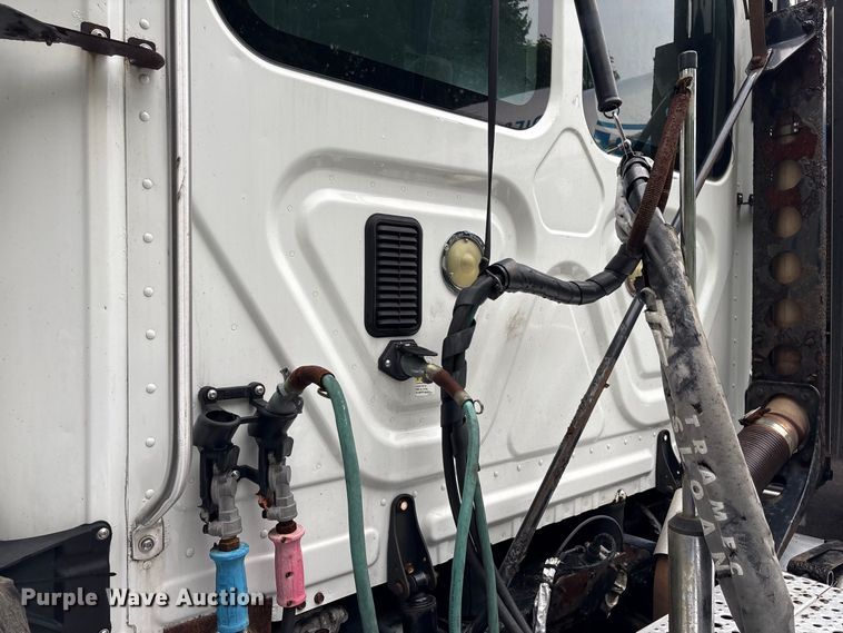 image for item DT2920 2012 Freightliner Cascadia 125 semi truck