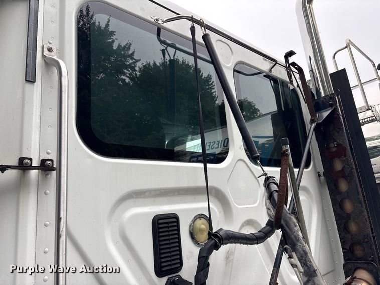 image for item DT2920 2012 Freightliner Cascadia 125 semi truck