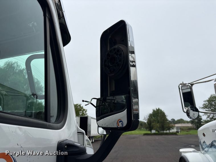 image for item DT2920 2012 Freightliner Cascadia 125 semi truck