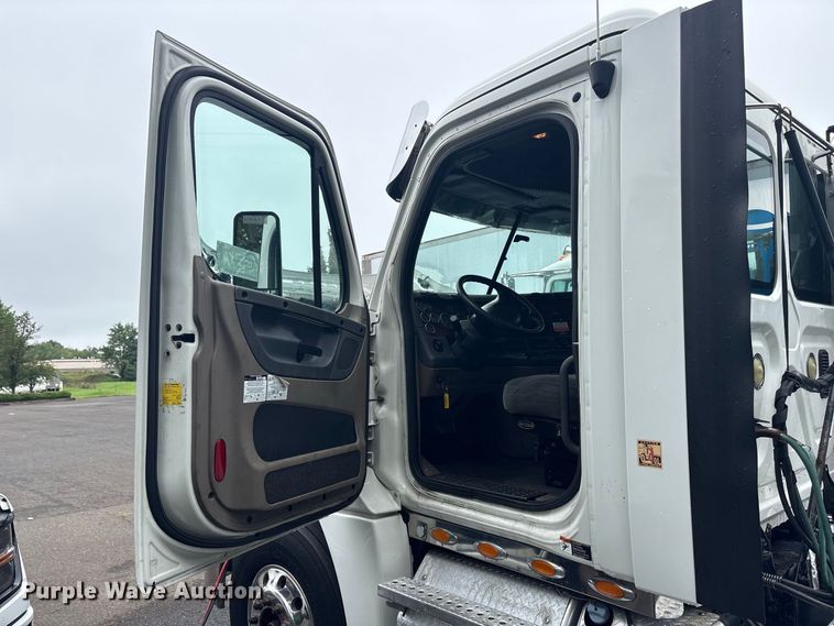 image for item DT2920 2012 Freightliner Cascadia 125 semi truck