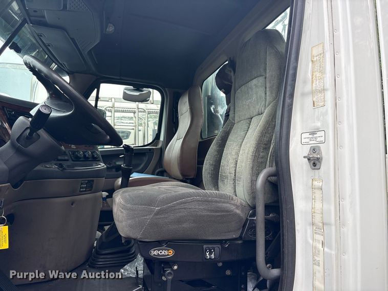 image for item DT2920 2012 Freightliner Cascadia 125 semi truck
