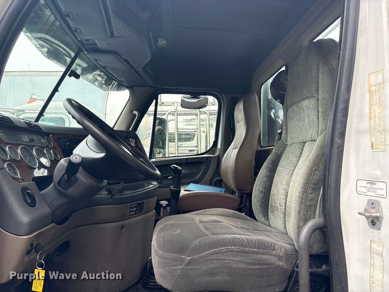 image for item DT2920 2012 Freightliner Cascadia 125 semi truck