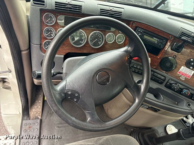 image for item DT2920 2012 Freightliner Cascadia 125 semi truck
