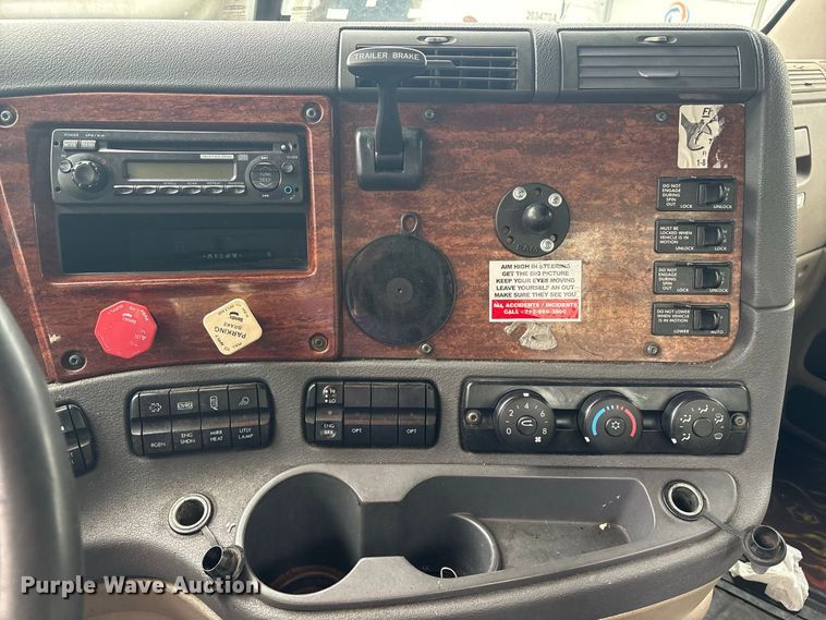 image for item DT2920 2012 Freightliner Cascadia 125 semi truck