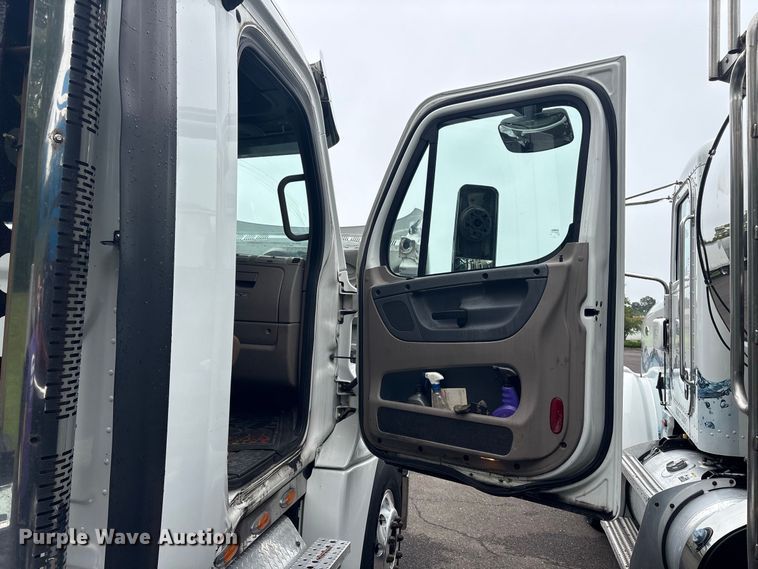 image for item DT2920 2012 Freightliner Cascadia 125 semi truck