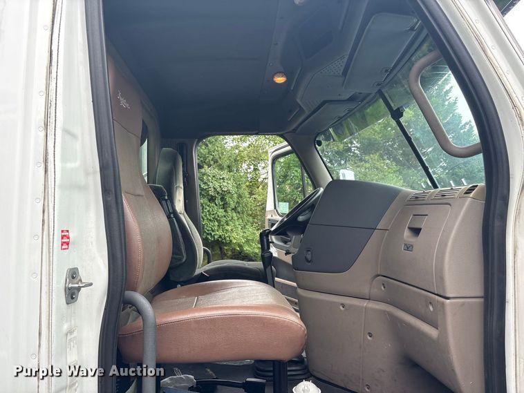 image for item DT2920 2012 Freightliner Cascadia 125 semi truck