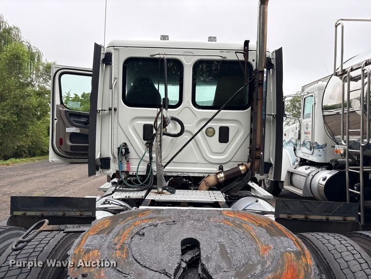 image for item DT2920 2012 Freightliner Cascadia 125 semi truck