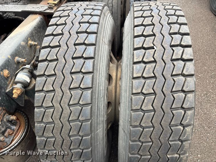 image for item DT2920 2012 Freightliner Cascadia 125 semi truck