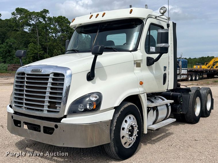 2016 Freightliner Cascadia semi truck