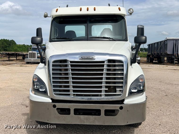 image for item DU1551 2016 Freightliner Cascadia semi truck
