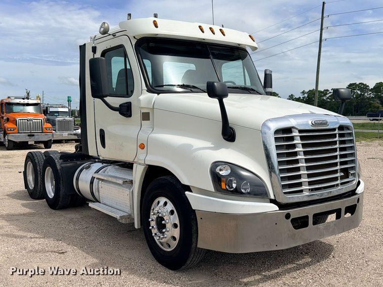 image for item DU1551 2016 Freightliner Cascadia semi truck