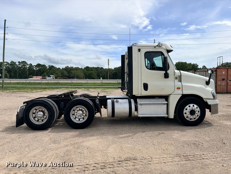 image for item DU1551 2016 Freightliner Cascadia semi truck