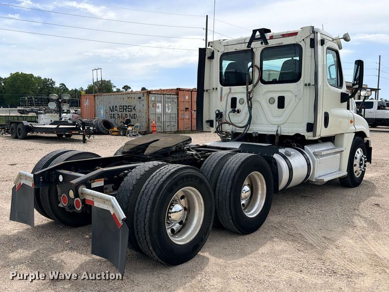 image for item DU1551 2016 Freightliner Cascadia semi truck