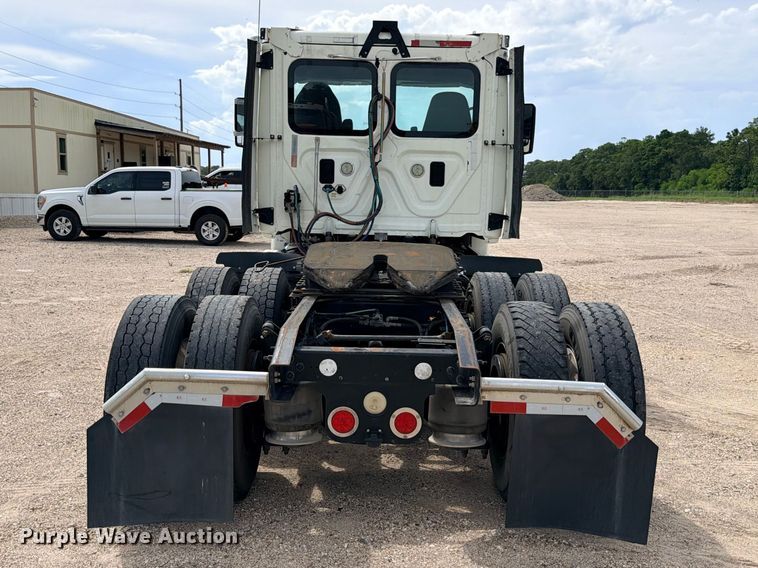image for item DU1551 2016 Freightliner Cascadia semi truck